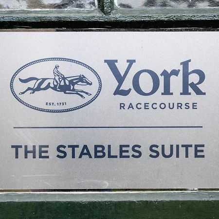 The Stable Suite At York Racecourse Exteriör bild