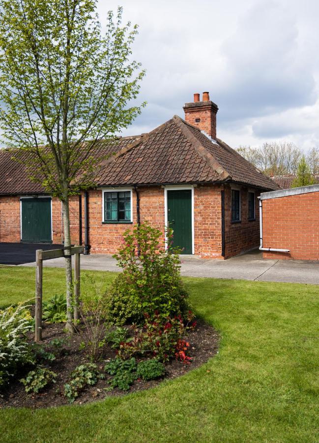 The Stable Suite At York Racecourse Exteriör bild