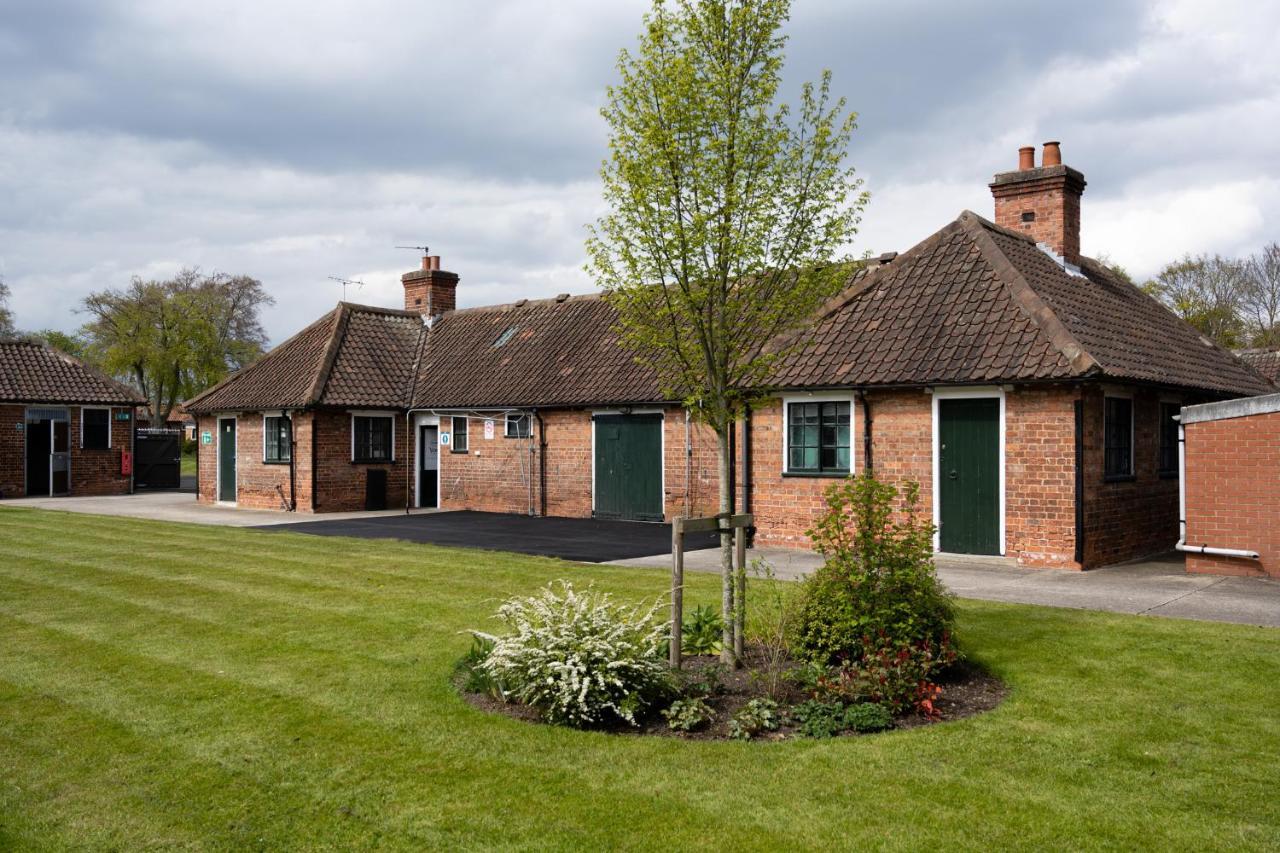 The Stable Suite At York Racecourse Exteriör bild