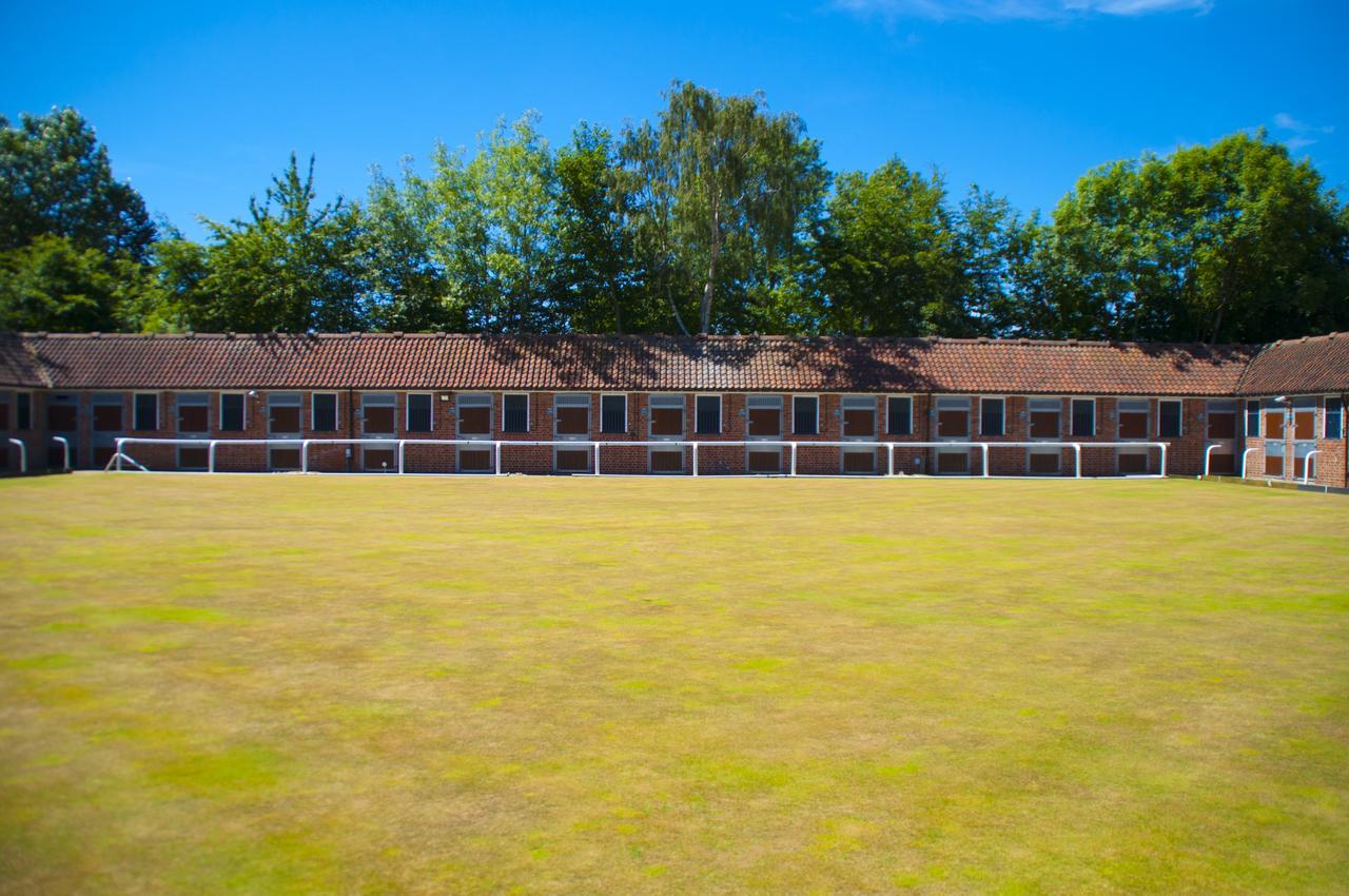 The Stable Suite At York Racecourse Exteriör bild