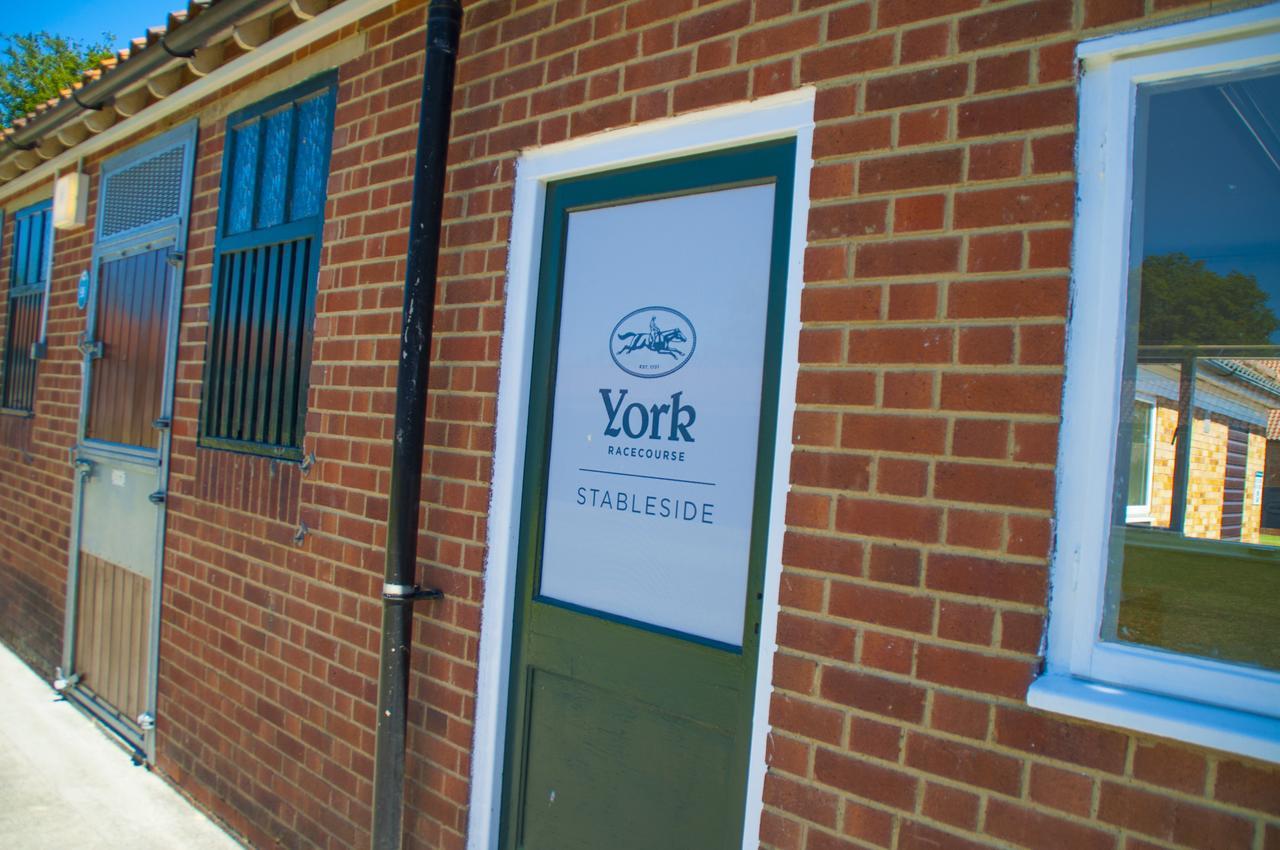 The Stable Suite At York Racecourse Exteriör bild